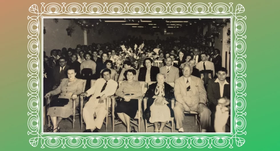 Público assistindo à palestra durante a inauguração da Casa Senhora do Carmo em 1942, marcando o início de uma jornada espiritual.